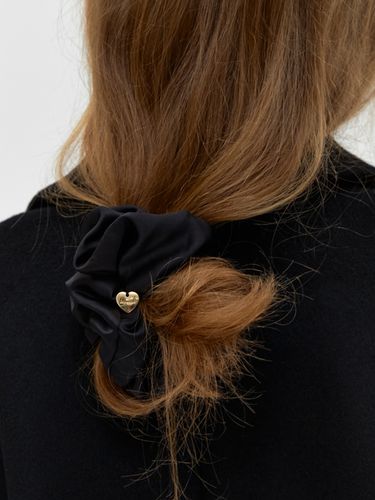 Heart Charm Scrunchie_Black - DEPOUND - Modalova