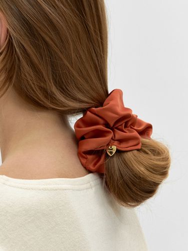 Heart Charm Scrunchie - DEPOUND - Modalova