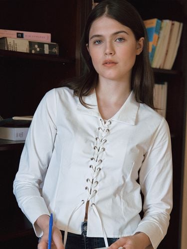 Eyelet Ribbon Shirt (White) - LETTER FROM MOON - Modalova