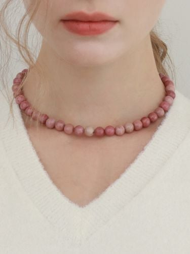 Rose Gemstone Ball Necklace - Less is more - Modalova