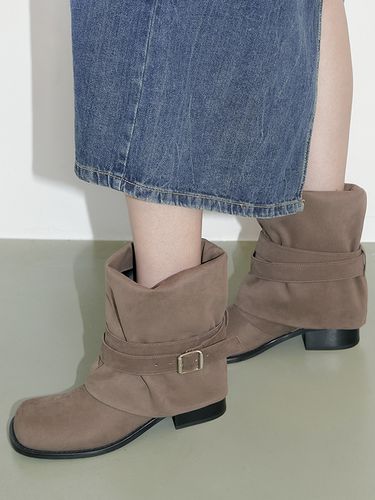 Belted Slouchy Boots (Multi-Way)_Brown - KHIHO - Modalova