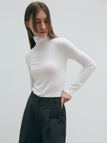 Minimal Slim Turtleneck Tee - White - NICK&NICOLE - Modalova