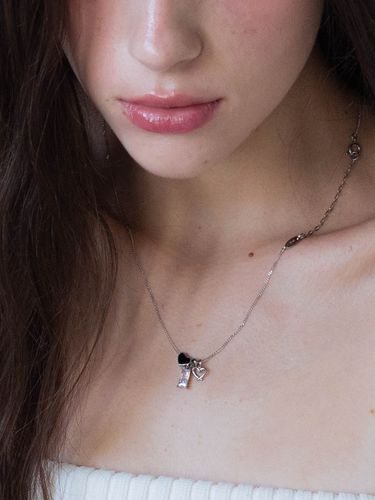 Small Black Heart Necklace - pearlymore - Modalova