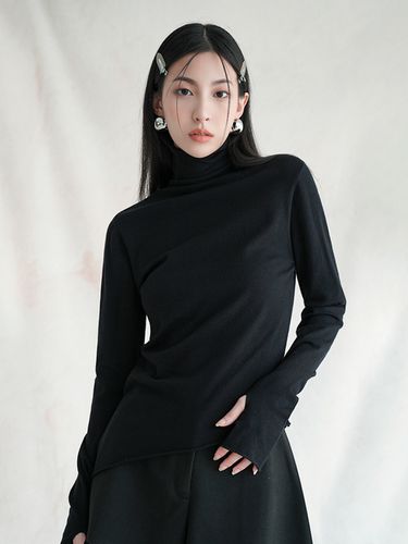 Diagonal Turtleneck Knit_Black - AVANDRESS - Modalova