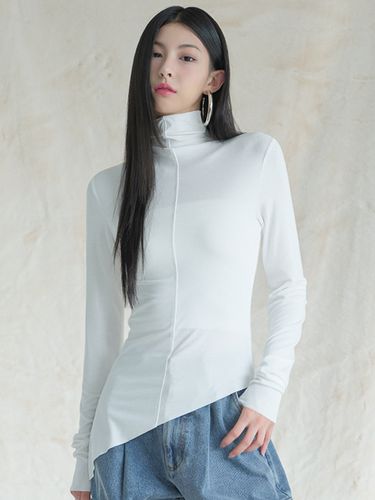 Diagonal Turtleneck T-Shirts_White - AVANDRESS - Modalova