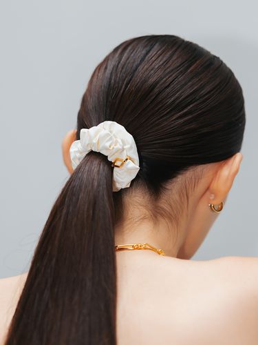 Quatre Leather Scrunchie - VINTAGE HOLLYWOOD - Modalova