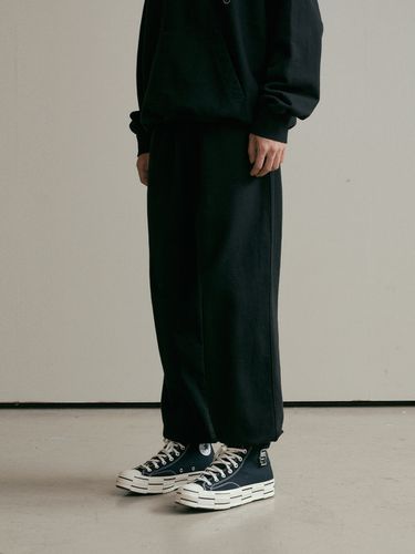 Jumbo Sweatpants (Black) - endoor - Modalova