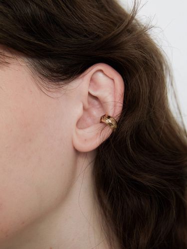 Bumpy Earcuff _ Gold - MIDNIGHT MOMENT - Modalova