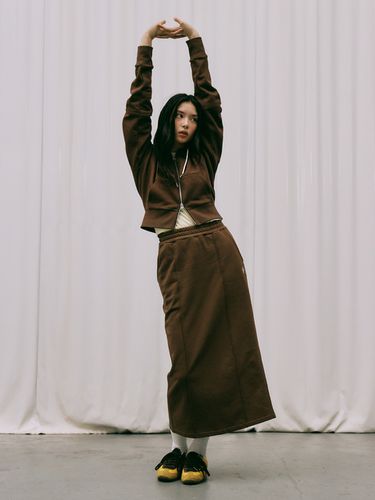 W Circle Logo Sweat Skirt_Brown - MARITHE MOUVEMENT - Modalova