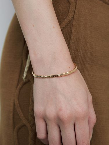 Bumpy Bangle _ Gold - MIDNIGHT MOMENT - Modalova