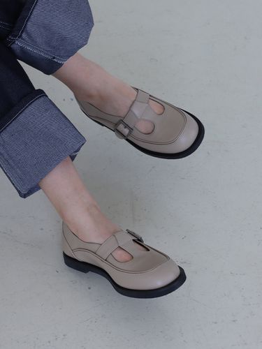 Mo Loafer_Beige - MOL:pin - Modalova