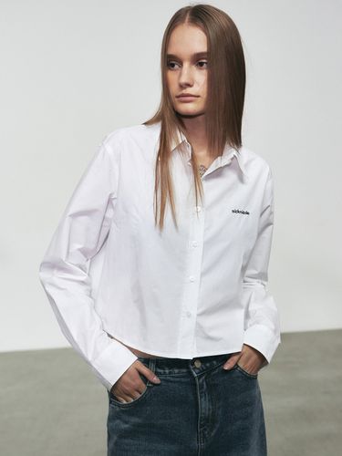 Standard Logo Crop Shirt_White - NICK&NICOLE - Modalova