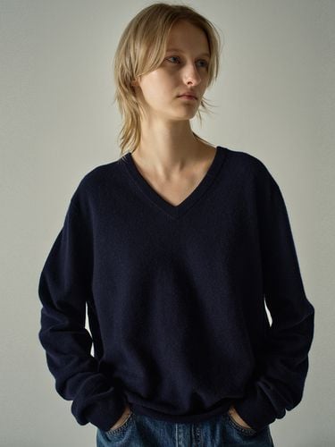 Essential V-neck Knit - Navy - FACADE PATTERN - Modalova