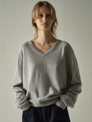 Essential V-neck Knit - Light Grey - FACADE PATTERN - Modalova