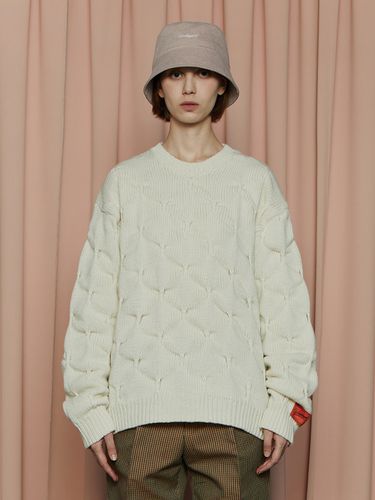 Emboss Clover Knit Sweater - UNALLOYED - Modalova