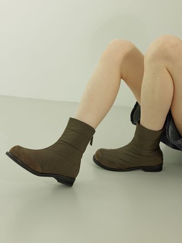 Mochi Padded Zipper Boots - Byeuuns - Modalova