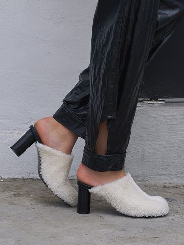 Luna Shearling Mules - blanc sur blanc - Modalova