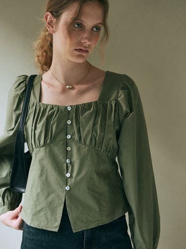 Square Neck Shirred Blouse_Khaki - YAN13 - Modalova