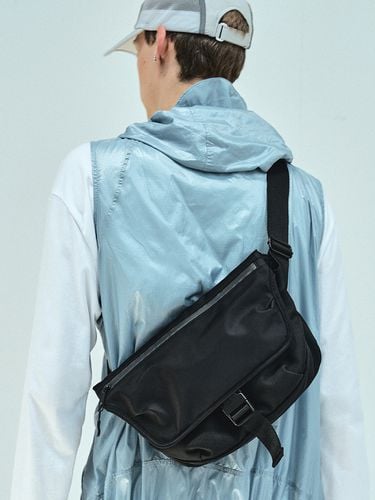 Kai Travel Sling Bag _ Black - MONOFOLD - Modalova