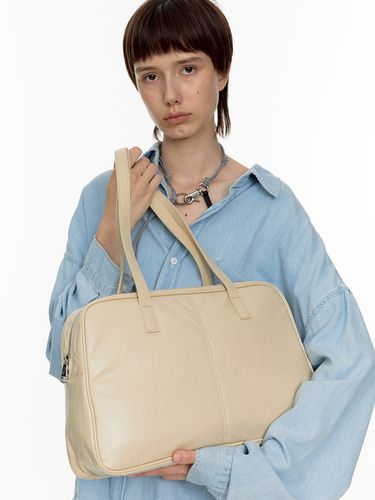 Trapezoid Pillow Shoulder Bag_Beige - FILLINTHEBLANK - Modalova