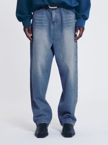 Barrel Wide Leg Fading Denim Pants_Blue - FAMILLE - Modalova