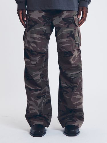 Camouflage Parachute Wide Cargo Pants_Dark Khaki - FAMILLE - Modalova