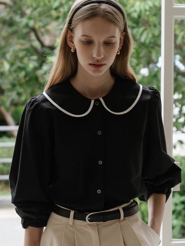 Round Collar Blouse (Black) - TILLIDIE - Modalova