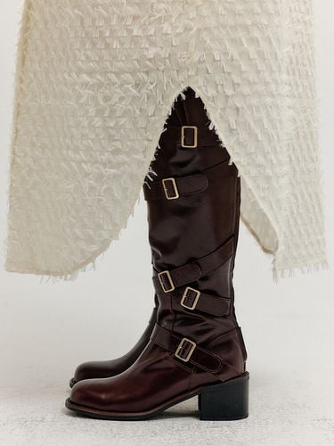 XENDA Buckle Strap Long Boots_Brown - EENK - Modalova