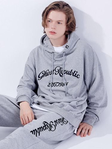 Oversized Cursive 1984 Embroidery Hoodie _ 4 Color - GHOST REPUBLIC - Modalova