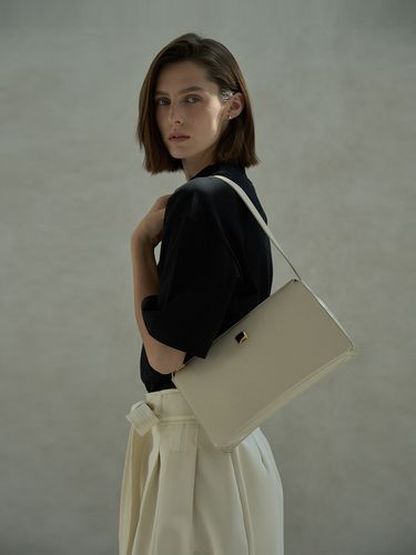 QM Brooklyn Medium Shoulder Bag - AMAG STUDIO - Modalova