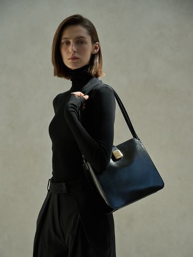 Q Bless Medium Shoulder Bag_Black - AMAG STUDIO - Modalova