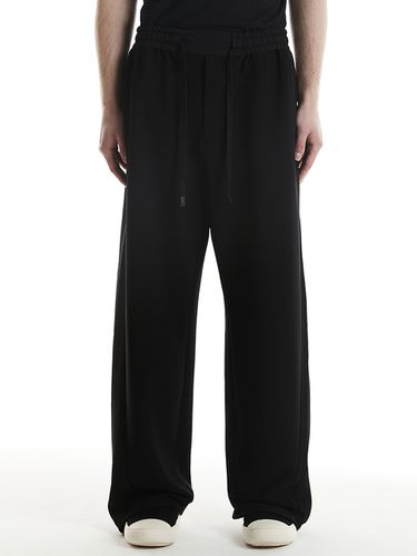 Curved Pin Tuck Wide Pants (Black) - DGNAK12 - Modalova