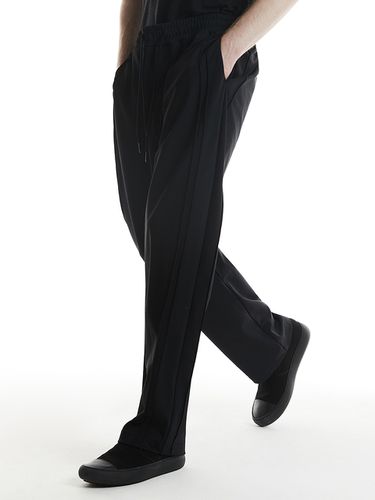 Side Pin Tuck Track Pants (Black) - DGNAK12 - Modalova