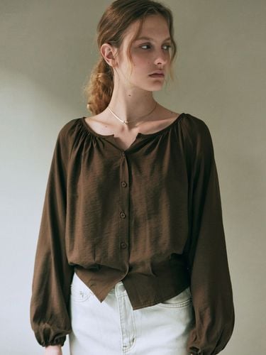 Pintuck Shirred Blouse_Brown - YAN13 - Modalova