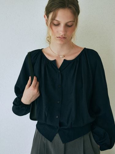 Pintuck Shirred Blouse_Navy - YAN13 - Modalova