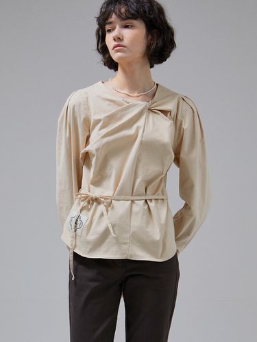 Sleeve Tuck Twisted Blouse (2colors) - VITALSIGN - Modalova