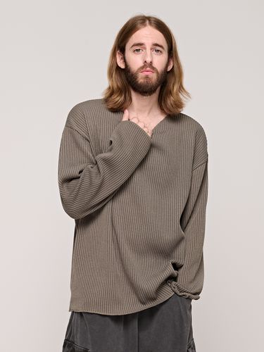 Semi Incision Round Knit Sweater _ - CARGOBROS - Modalova