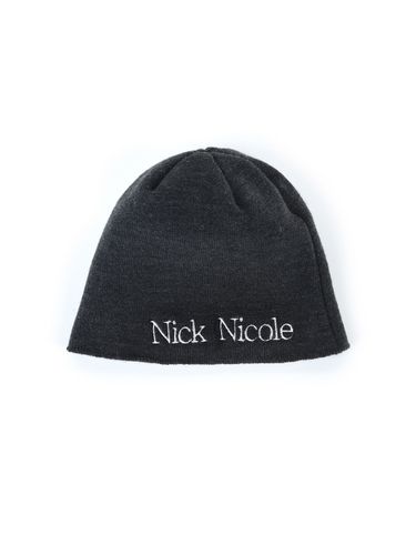 Nicole Minimal Logo Beanie_Charcoal - NICK&NICOLE - Modalova