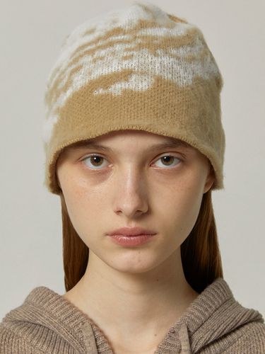 Curved Jacquard Beanie_Beige - Millo Archive - Modalova