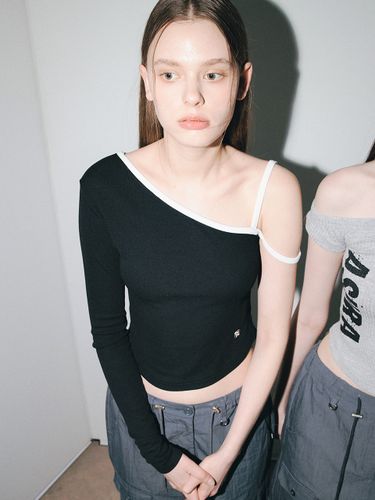 One Shoulder Strap T-shirt_Black - ASURA - Modalova