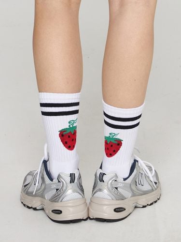 Strawberry Logo Socks_White - GRAVER - Modalova