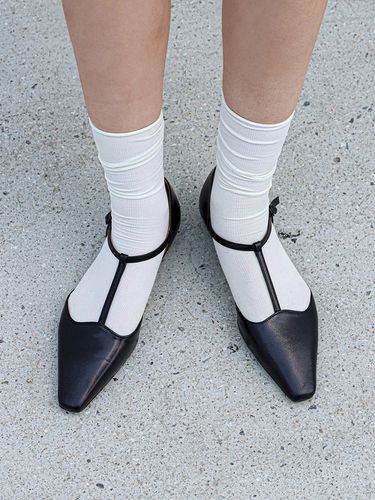 T Strap Flat Shoes_Black - MOL:pin - Modalova