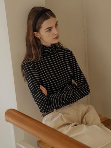 Stripe Basic Turtleneck_Black - KNOWN BETTER - Modalova