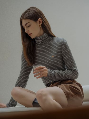 Stripe Basic Turtleneck_Gray - KNOWN BETTER - Modalova