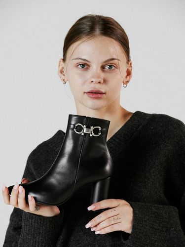 Cerchio Stud Ankle Boots - AWESOME DEW - Modalova