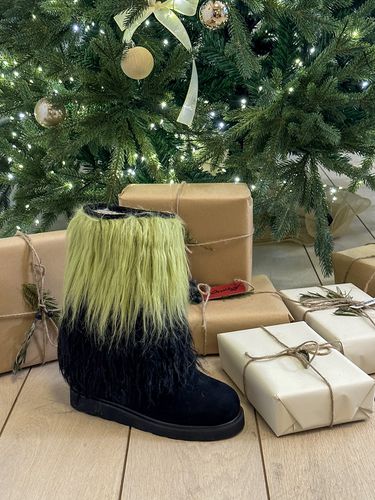 Grinch Fur Ugg Boots - CHERTOI SEOUL - Modalova