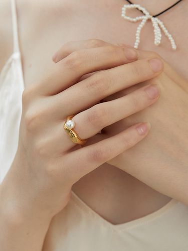 Calm Pearl Bold Ring - ROAJU - Modalova