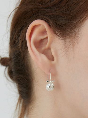 Silver925] Purity Ribbon Pearl Earring - ROAJU - Modalova