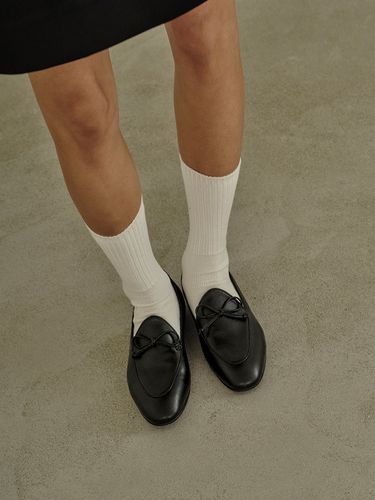 Kate Ribbon Loafer - mishuu somuch - Modalova