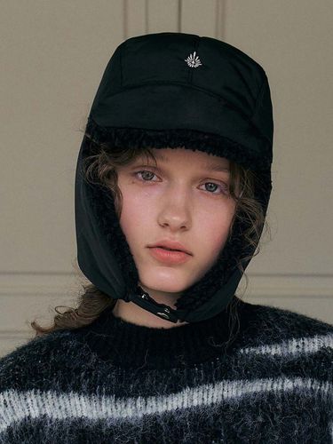 Padding Earflap Hat_Black - poesiedame - Modalova